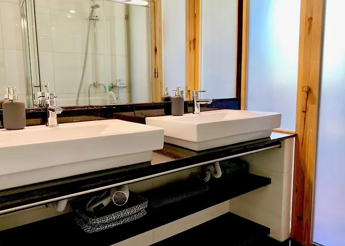 Cozy In The Center - Practical & Comfortable *